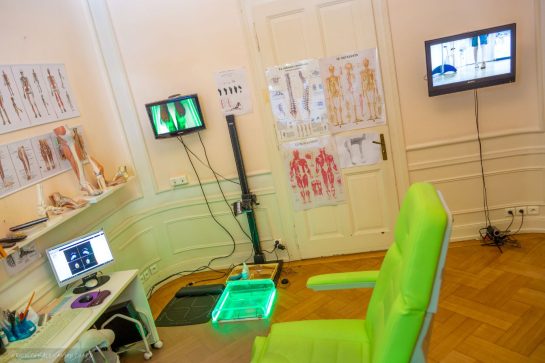 tous les appareils de mesure des podologues sont réunis ici  pour un meilleur diagnostic: podoscope à lumière tangentiel, podoscope informatique our définir les pressions en statique et dynamique très utile en posturologie également, piste de marche, fauteuil d'examen confortable pour le patient et réglable en hauteur
